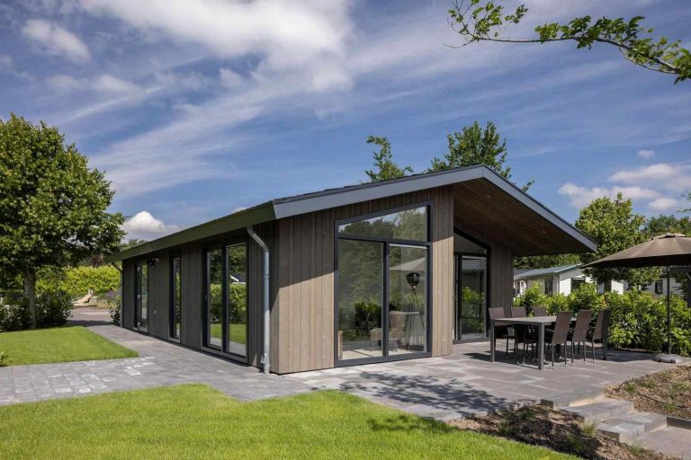 4 persoons lodge met ligbad aan het water op vakantiepark Molenvelden in Veldhoven