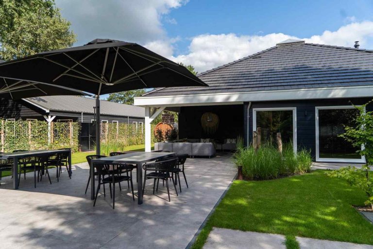 Moderne 18-persoons groepsaccommodatie in de bosrijke omgeving van Oirschot