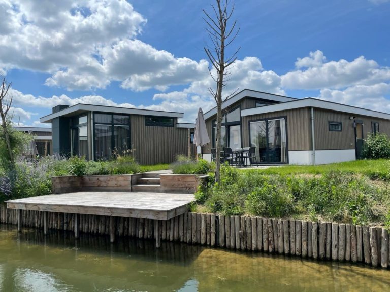 Modern 6-persoons chalet aan het water gelegen aan de Kraaijenbergse Plassen