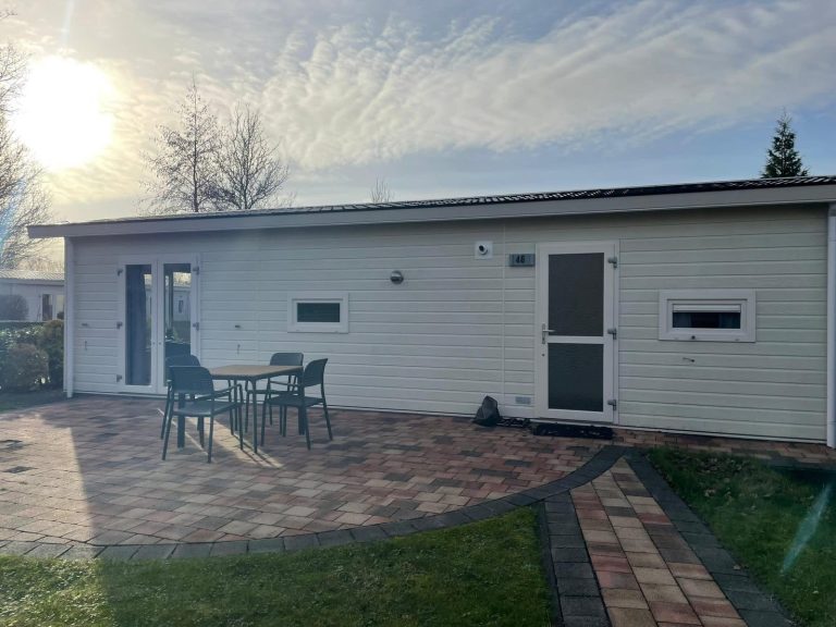 Knus 2+2 persoons chalet op vakantiepark Buitenhuizen nabij Amsterdam