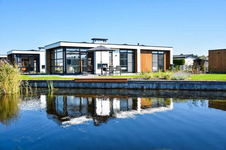 Moderne 4 persoons vakantievilla met uitzicht op het water in Loosdrecht