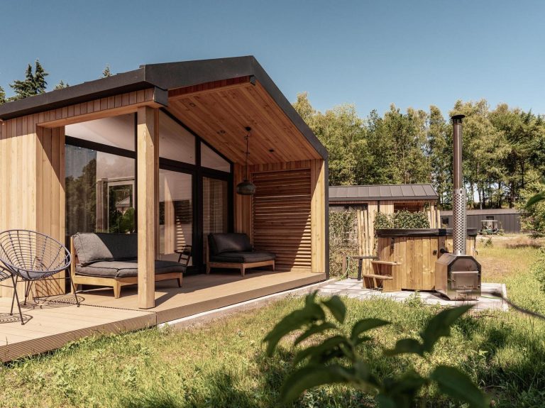 Prachtige 4 persoons Lodge met Hottub in Wilsum nabij de grens Duitsland-Nederland