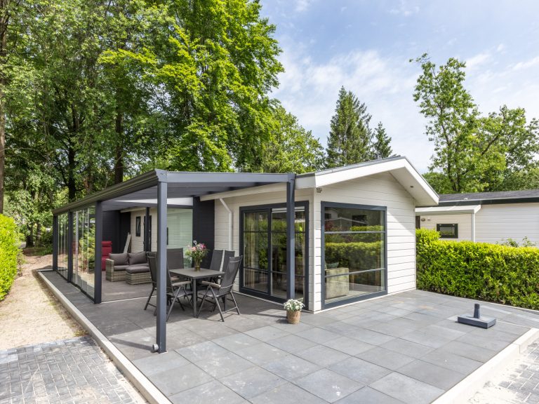 Leuk zes persoons chalet op familiepark in de bossen.