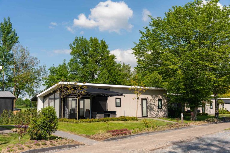 Mooie 4 persoons Lodge met privé sauna op een vakantiepark nabij Enter - Salland