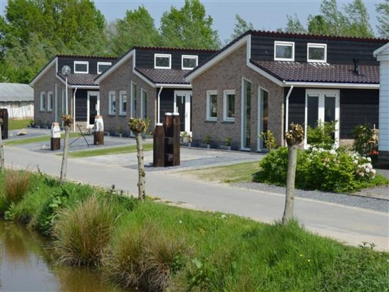 Twee 7 persoons vakantiehuizen naast elkaar in Vollenhove.