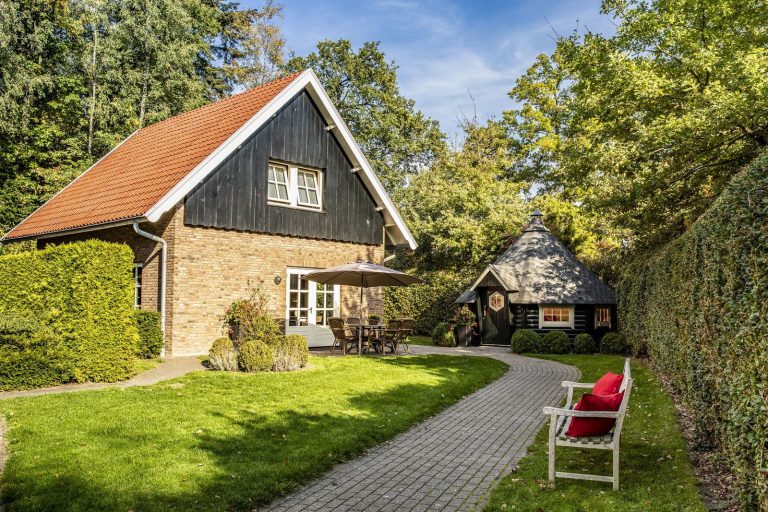 Twee heerlijke 8 persoons landhuizen met Finse Kota en hottub op Landgoed Het Borghuis