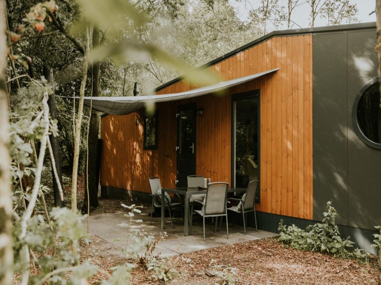 Sfeervolle 5 persoons Lodge met hottub tussen de bomen in Balkbrug