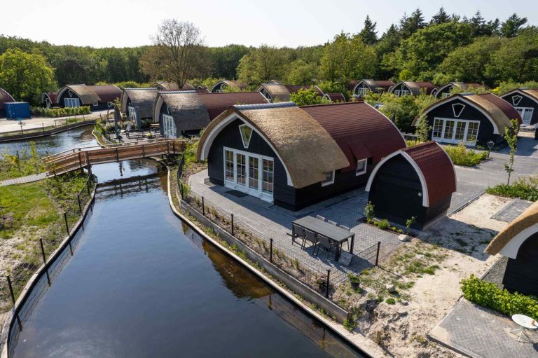 Moderne 6 persoons vakantiehuis gelegen aan de vijver in de bossen nabij Giethoorn