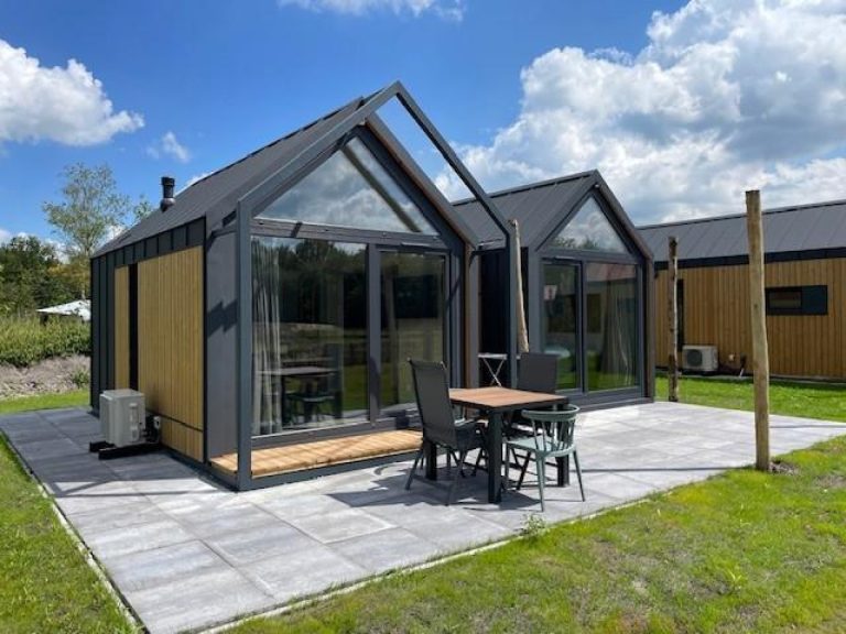 Tiny house voor 4 personen aan visvijver op camping in natuurgebied Reestdal bij Balkbrug