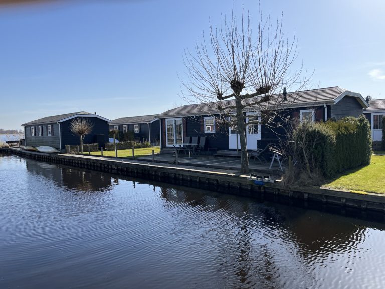 Comfortabel 6 persoons chalet met terras aan het water in Giethoorn.