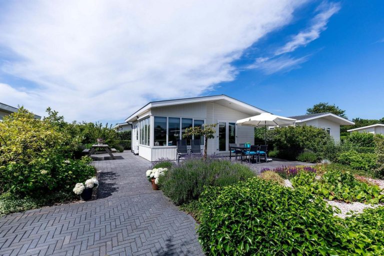 4 persoons strandhuis op park met zwembad en internet.