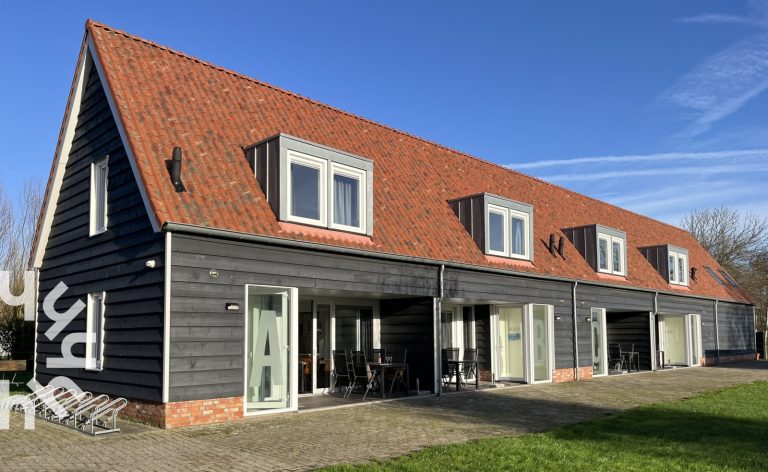 Moderne 6-persoons hoekwoning met uitzicht op de paarden en vlakbij het strand