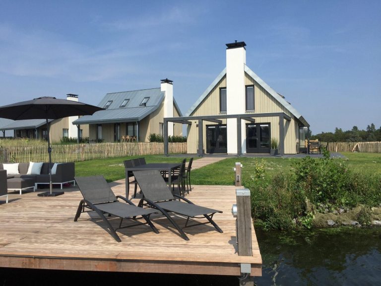 Tholen - Zeeland - Luxe wellness villa voor 10 personen.