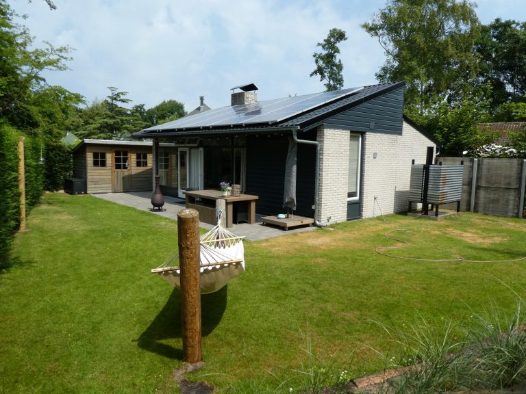 Heerlijk 6-persoons vakantiehuis in Ouddorp dicht bij strand en zee met fijne tuin