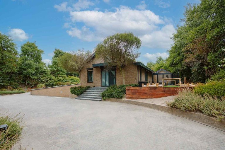 18-persoons groepsaccommodatie met privé zwembad en sauna in Ouddorp