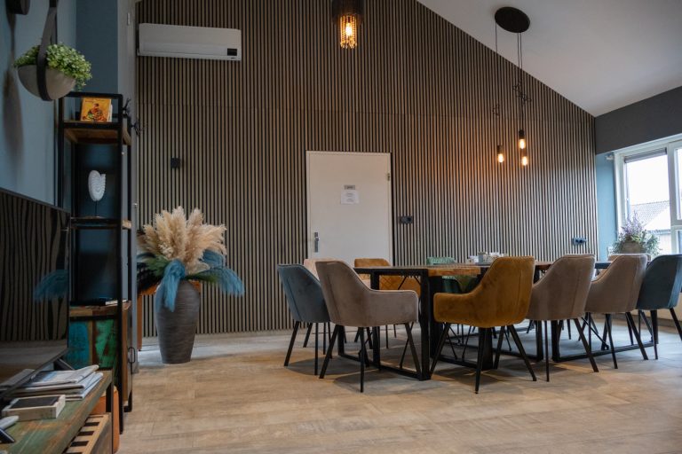 Luxe 12-persoons groepsaccommodatie vlakbij centrum en strand in Ouddorp