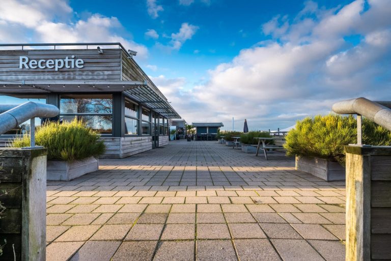 Luxe 4-persoons penthouse in Stellendam met terras en uitzicht over het water