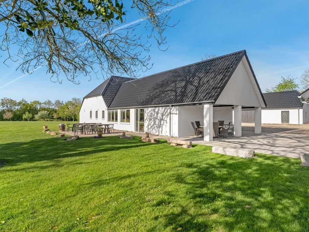 "Kara" - 100m to the inlet | Boeken bij Flickmyhouse