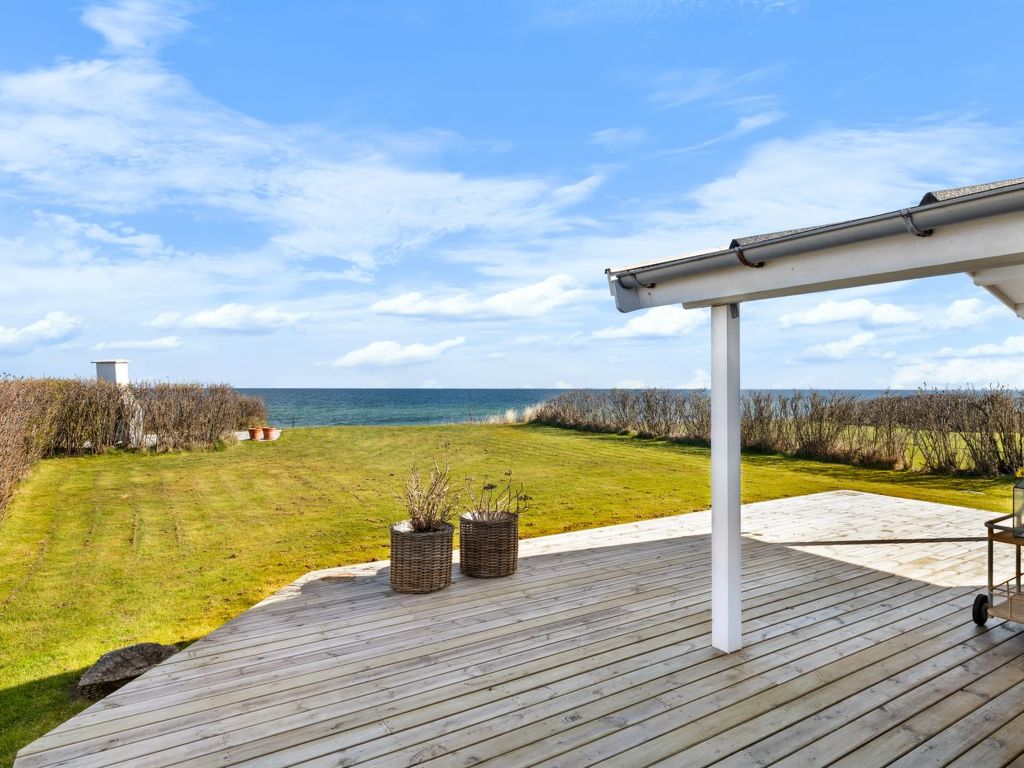 "Dimo" - 20m from the sea | Boeken bij Flickmyhouse