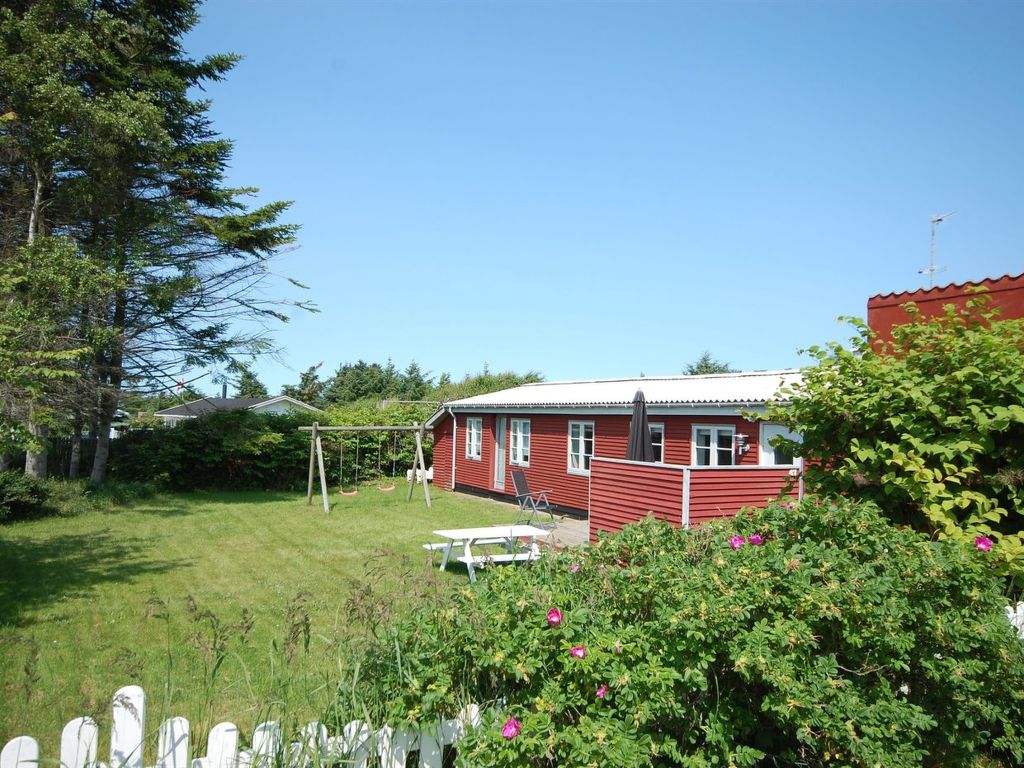 "Aku" - 700m from the sea | Boeken bij Flickmyhouse