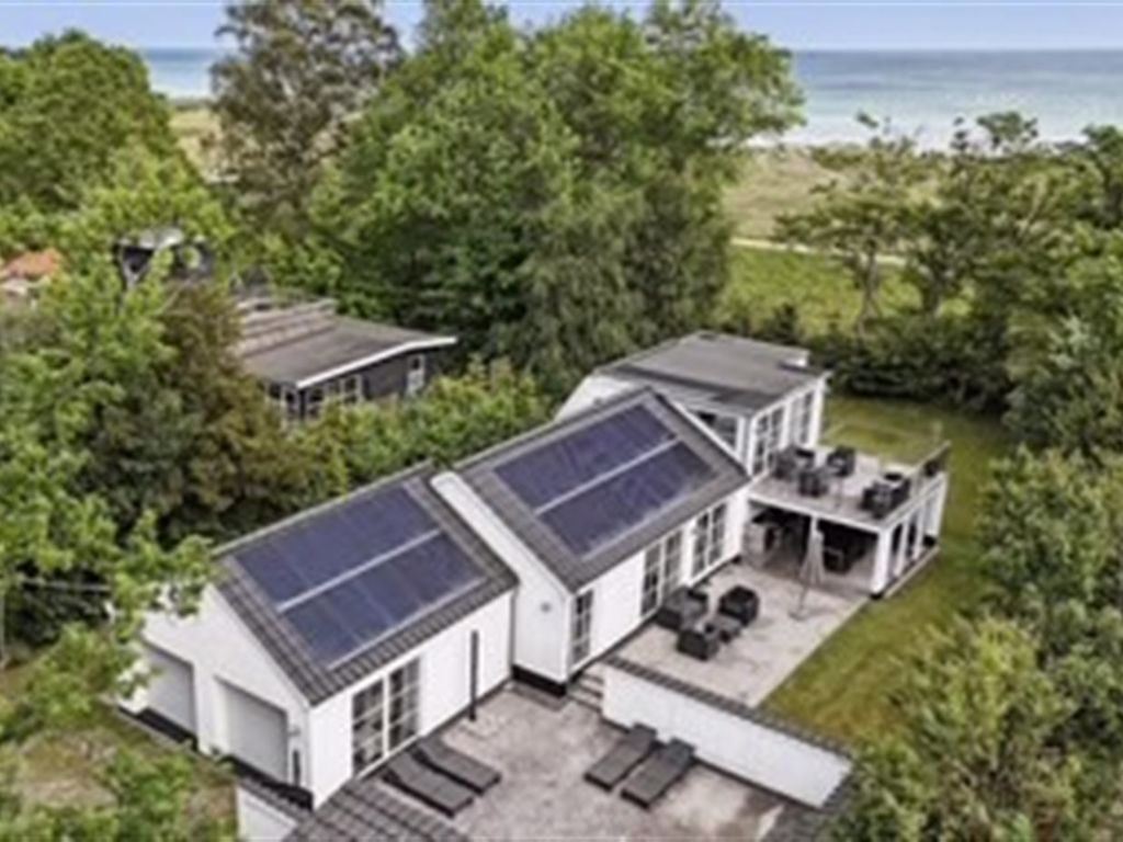 "Judit" - 10m from the sea | Boeken bij Flickmyhouse