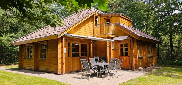 Finse bungalow met sauna midden in het bos in Gelderland voor 10 personen