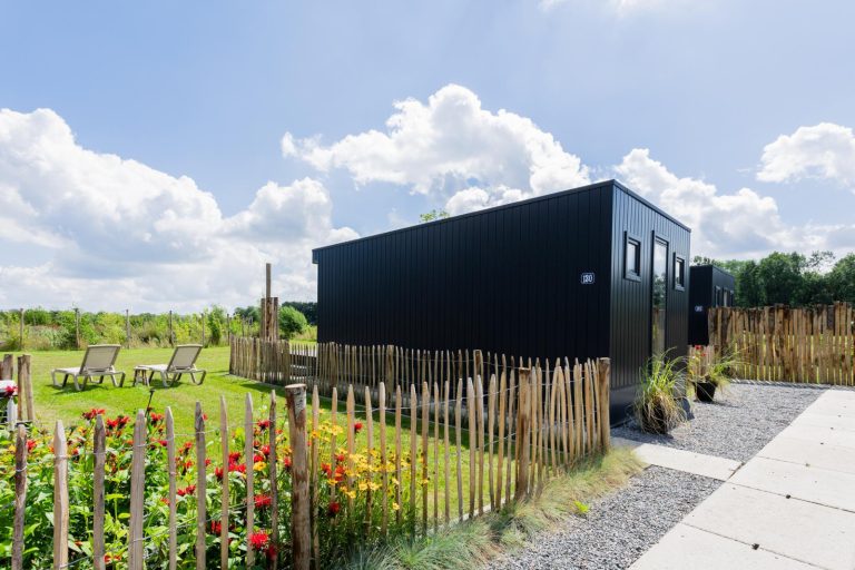 Tiny House met vlonder voor 2 personen rondom een vijver op park de Kremmer