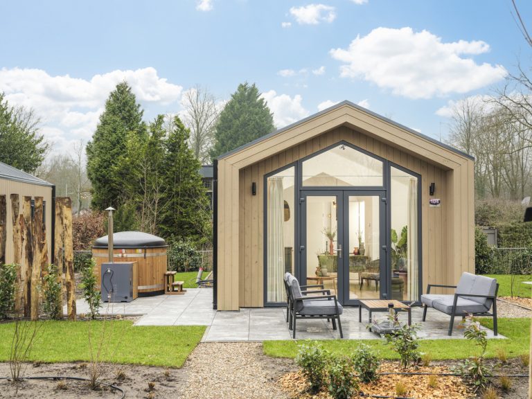 Tiny Lodge met hottub voor 2 + 2 personen op vakantiepark op de Veluwe