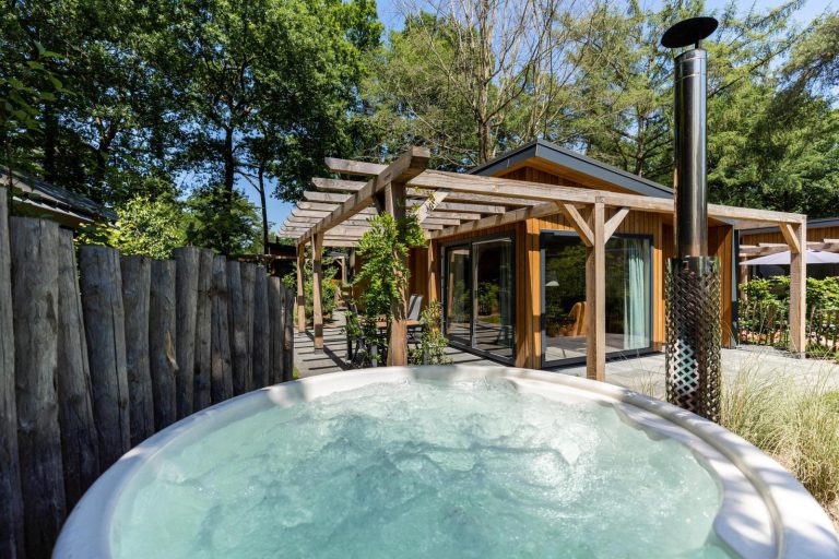 5 persoon luxe Lodge met Hottub op een vakantiepark in de Veluwe