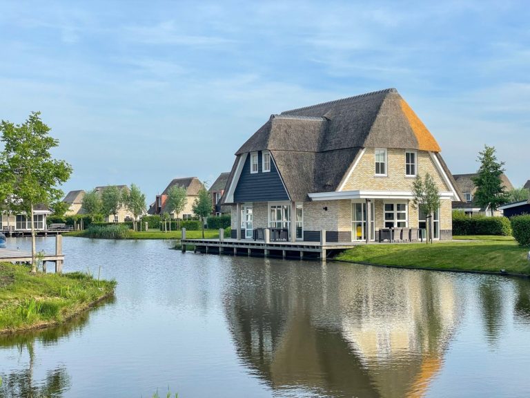 Luxe 12 persoons villa met prive sauna aan het Tjeukemeer in Friesland