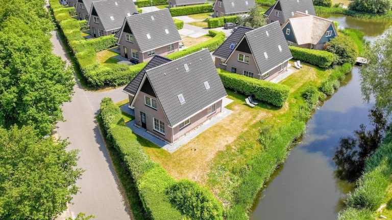 Luxe 10 persoons vakantievilla met sauna en whirlpool op Beach Resort Makkum in Friesland