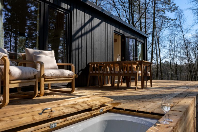 Luxe en duurzaam 4 persoons Tiny House met buitenbad en buitendouche