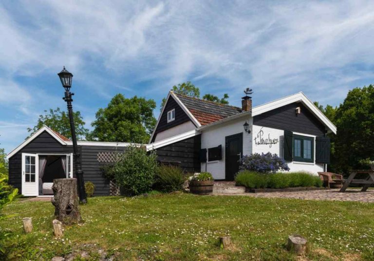 Landelijk 6-persoons vakantiehuis bovenop een dijk gelegen in Kamperland in Zeeland.