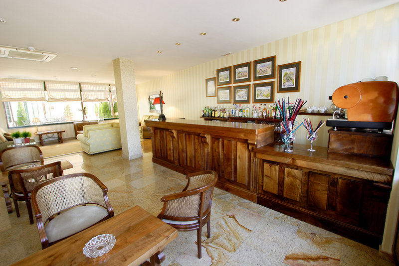 LiggingHet hotel ligt in het zuidelijke deel van de hoofdstad en ligt vlakbij de Romeinse brug