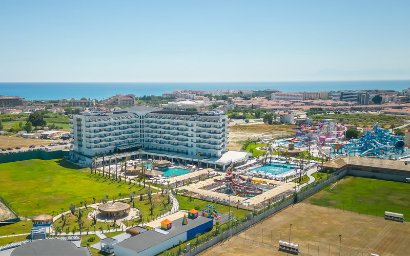 LiggingDream Water World ligt in het centrum van Manavgat en is geschikt voor strandliefhebbers en gezinnen. Het eigen zandstrand van het hotel bevindt zich op ongeveer 800 meter afstand. In de directe omgeving zijn diverse voorzieningen te vinden door de centrale ligging. De luchthaven van Antalya ligt op circa 55 kilometer van het hotel.HotelfaciliteitenHet hotel is gebouwd in 2022 en beschikt over 350 niet-rokerskamers verdeeld over meerdere verdiepingen met lift. Bij de receptie staat het personeel klaar om gasten te ondersteunen tijdens het verblijf. In het hele hotel is gratis Wi-Fi beschikbaar en er zijn diverse winkels