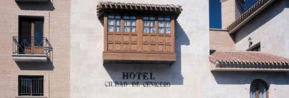 LiggingDit gezinsvriendelijke hotel bevindt zich in het centrum van Cenicero. Binnen ongeveer 5 minuten rijden bereikt u El Ciego. Naar Laguardia is het ca. 8 minuten rijden. Naar Briones ca. 10 minuten