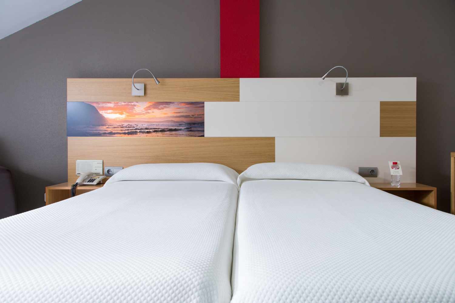 LiggingDit hotel ligt slechts 4 km van het centrum van Santander en 7 km van de luchthaven. Het ligt in een woonwijk