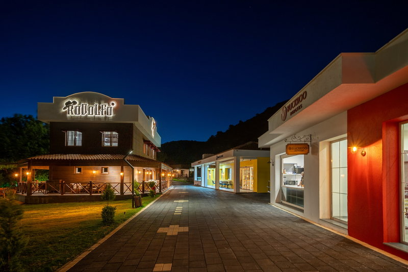 LiggingDit hotel heet de gasten in Kuşadası welkom.HotelfaciliteitenHet vriendelijke personeel aan de receptie is graag bij alle vragen behulpzaam. Het verblijf is ingericht met een bagagedepot en een kluis. In het hotel is Wi-Fi kosteloos verkrijgbaar. Een supermarkt en andere winkels zijn voorhanden om heerlijk te winkelen of te flaneren. Op het terrein van het verblijf bevinden zich een mooie tuin en een fraaie speelplaats. Tot de overige voorzieningen van het hotel behoren een krantenkiosk en een tv-ruimte. Wie met de auto komt