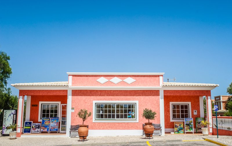 LiggingHet appartementenhotel bevindt zich op circa 1 km van het zandstrand