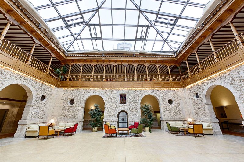 LiggingHet hotel is gelegen in het historische hart van de stad Peñafiel