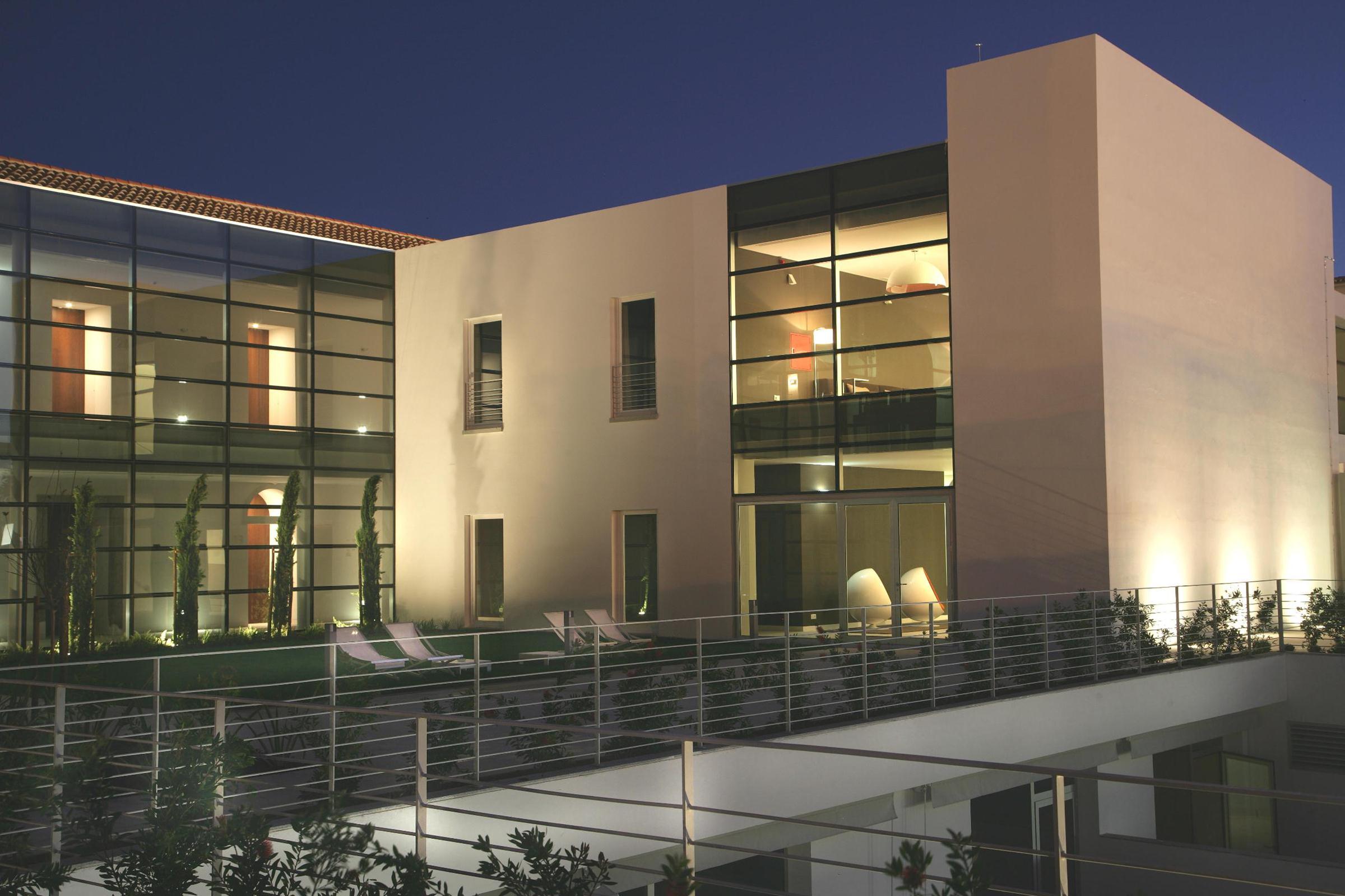 LiggingDit hotel bevindt zich midden in het hart van Évora. Hotelfaciliteiten64 kamers staan de gasten in dit verblijf met een lift en een receptie ter beschikking. Het voorzieningenaanbod van het hotel bevat een bagagedepot