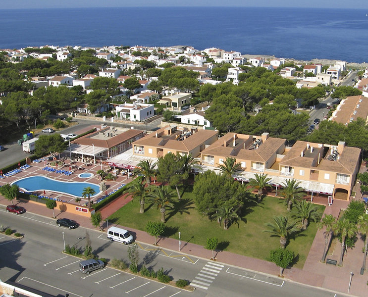 LiggingHet appartementencomplex wordt door een familie gerund en ligt direct in het mooie vakantieplaatsje Cala Blanca. Het is slechts 400 meter van een kleine baai met fijn zandstrand verwijderd. Tal van winkels en mogelijkheden om zich te vermaken bevinden zich in de directe omgeving van het complex. Een uitstapje naar de 4