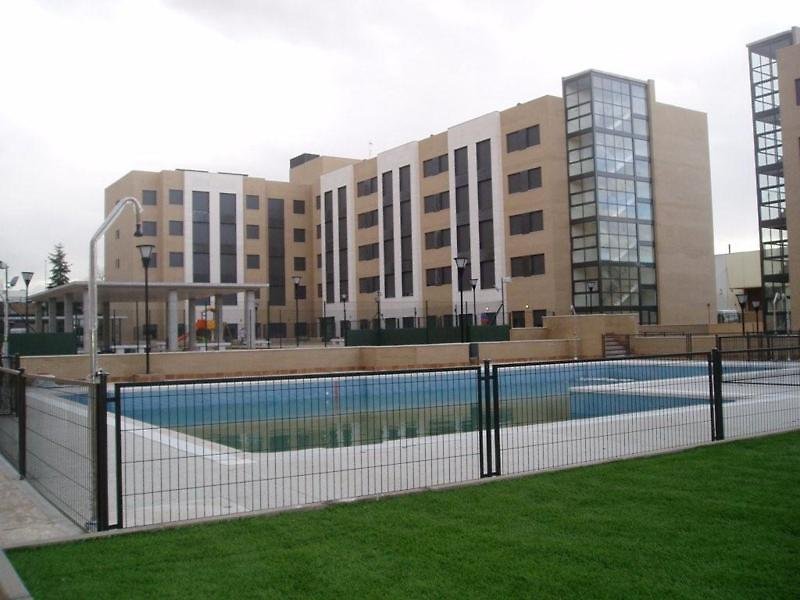 LiggingDit gezinsvriendelijke appartementenhotel biedt gemakkelijke toegang tot de snelwegen M21