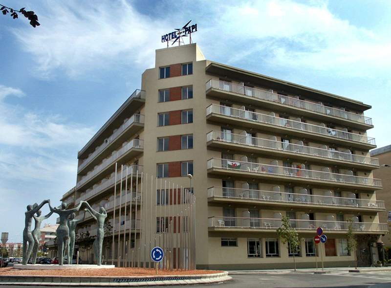 LiggingHet gezinsvriendelijke hotel bevindt zich direct aan het zandstrand