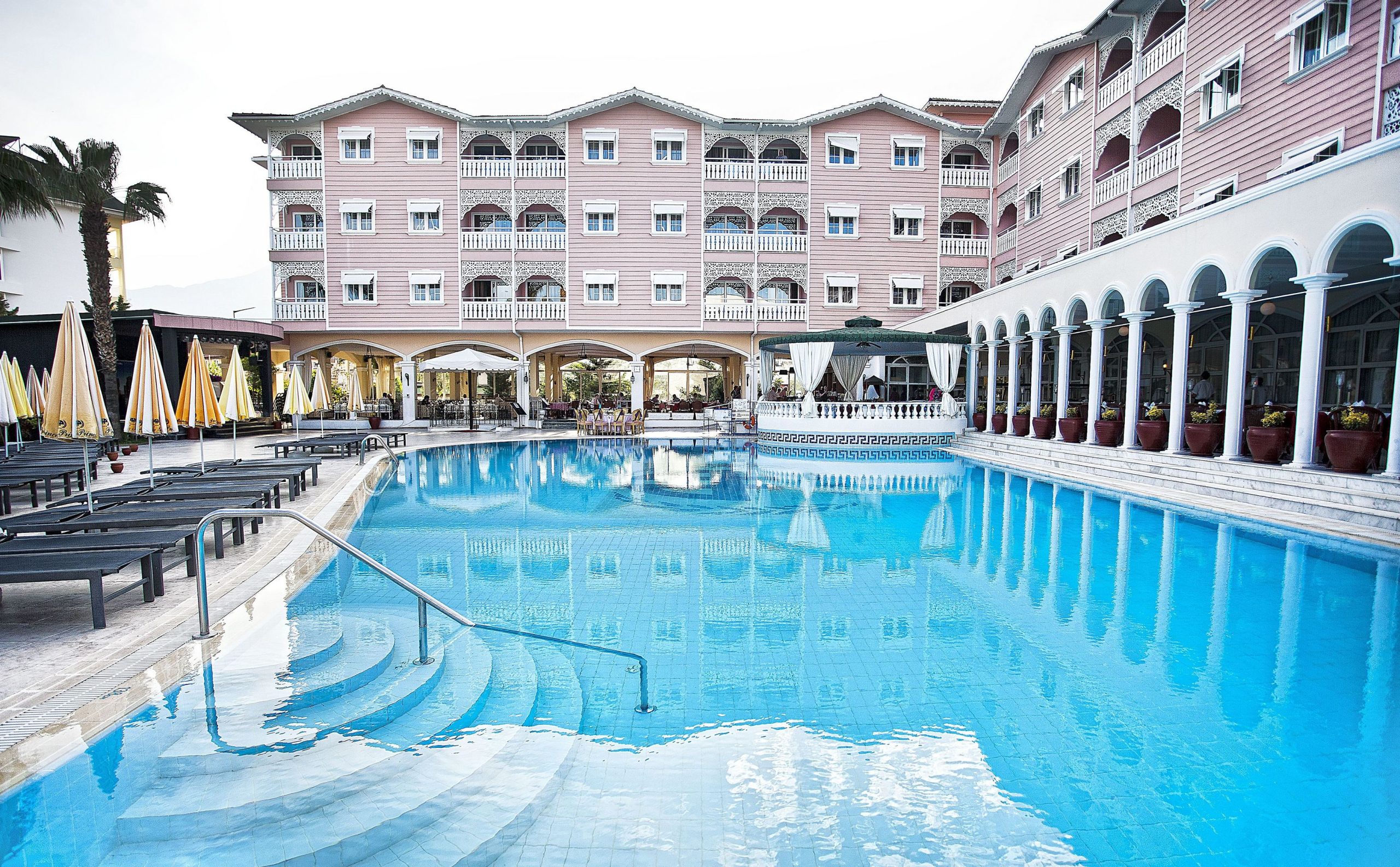 Adult Only ( 18+ )LiggingPasha's Princess Hotel ligt op korte loopafstand van het strand van Camyuva in Kemer