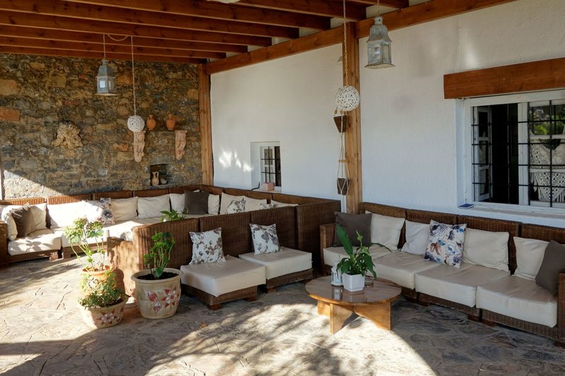 LiggingDit hotel bevindt zich op ongeveer 5 km van het centrum van Amoudara.HotelfaciliteitenHet vriendelijke personeel aan de receptie is graag bij alle vragen behulpzaam. Het verblijf is ingericht met een bagagedepot en een kluis. In de openbare ruimtes is Wi-Fi verkrijgbaar. De tourdesk biedt ondersteuning bij het boeken van excursies. Voor gemoedelijke stemmingen zorgt een open haard. Op het terrein van het verblijf bevinden zich een mooie tuin en een fraaie speelplaats. Tot de overige voorzieningen van het hotel behoren een tv-ruimte en een bibliotheek. De gasten die met de auto komen