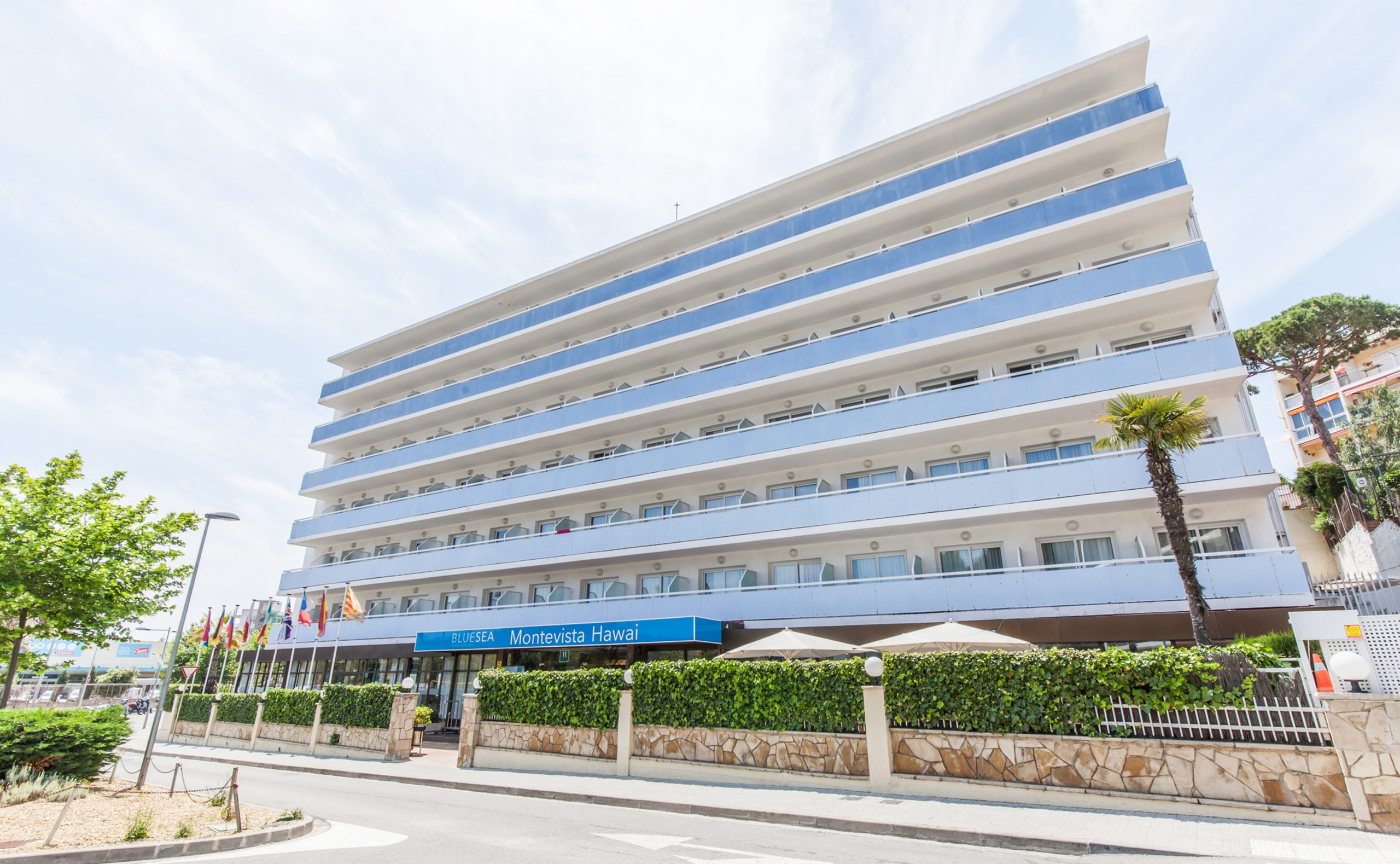 LiggingBlueSea Montevista Hawai ligt in Lloret de Mar