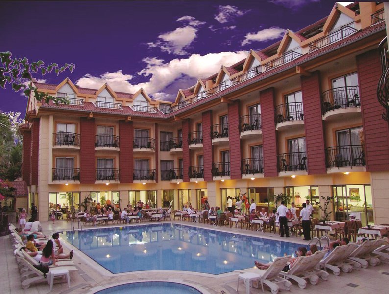 LiggingHet strandhotel verwelkomt de gasten in Kemer en biedt in het bijzonder voor volwassenen die in de vakantie onder elkaar willen zijn alle voorwaarden voor een aangenaam verblijf.HotelfaciliteitenDe gasten kunnen zich in 78 kamers heerlijk op hun gemak voelen. Engels- en Duitstalig personeel bij de receptie in de ontvangsthal is hulpvaardig bij het in- en uitchecken. Tot de faciliteiten van het hotel behoren een bagagedepot en een wisselkantoor. Wi-Fi is tegen vergoeding aanwezig. De tourdesk biedt ondersteuning bij het boeken van excursies. Rolstoelvriendelijke faciliteiten zijn beschikbaar. Naast een supermarkt zijn andere winkels voorhanden. Op het terrein van het hotel bevinden zich een mooie tuin en een fraaie speelplaats. Tot de overige voorzieningen van het verblijf behoort een tv-ruimte. De gasten die met de auto komen