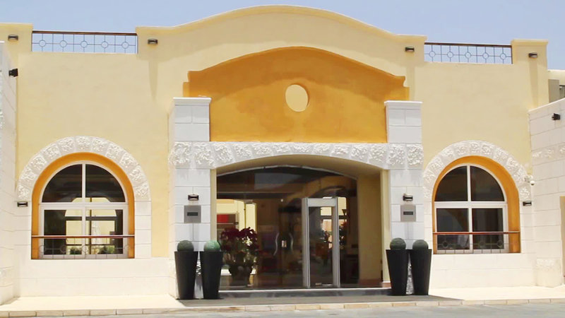 LiggingHet strandhotel heeft een perfecte atmosfeer zowel voor zakenreizigers als voor gezinnen en ligt in Marsa Alam.HotelfaciliteitenOvernachten kunnen gasten in een van de 220 kamers. De receptie in de ontvangstruimte is 24 uur per dag geopend. Service zoals een bagagedepot