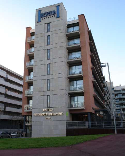 LiggingHet stadhotel die door een straat van het stand is gescheiden